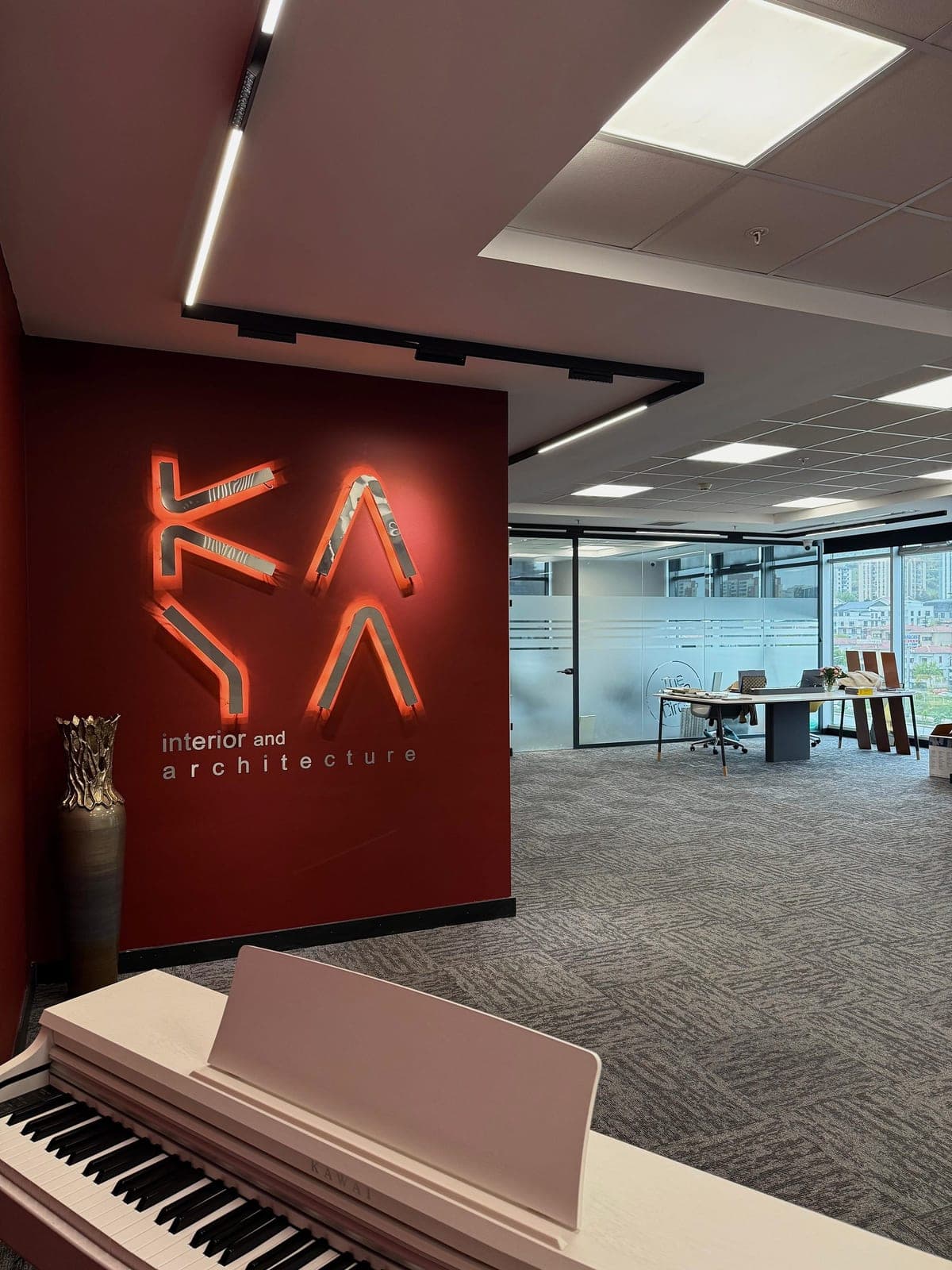 Kaya + Partners Ankara ofisi — KAYA interior and architecture neon logolu karşılama alanı